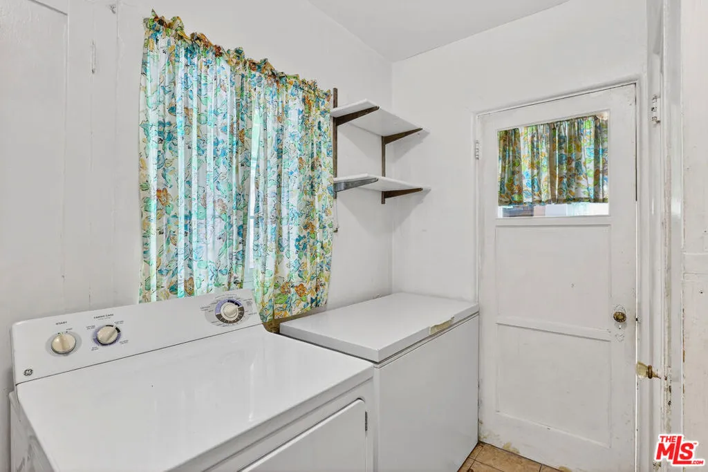 1653 S Orange Grove Avenue, Los Angeles, California 90019 home-pic-37